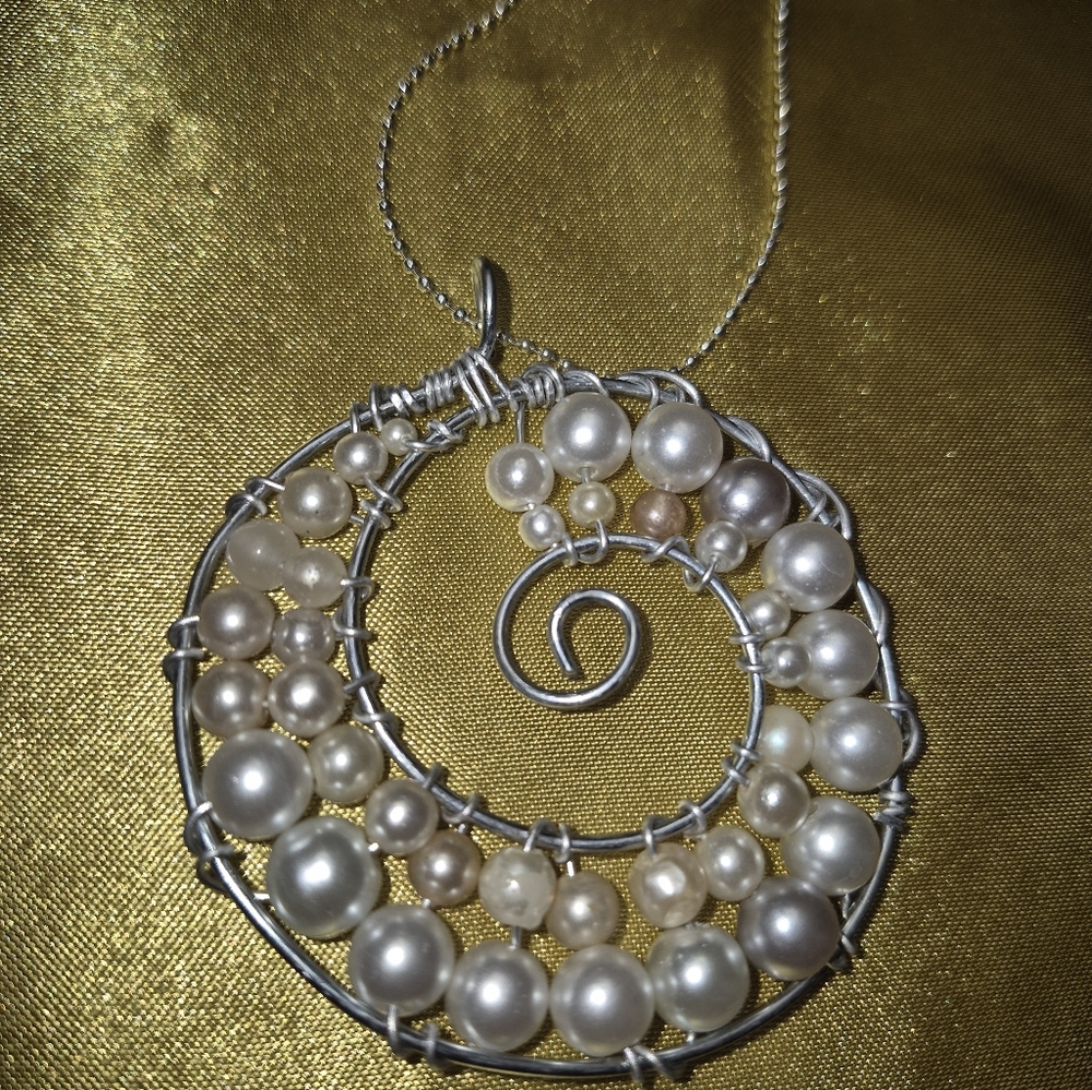 Elegant Spiral Pearl Pendant Necklace